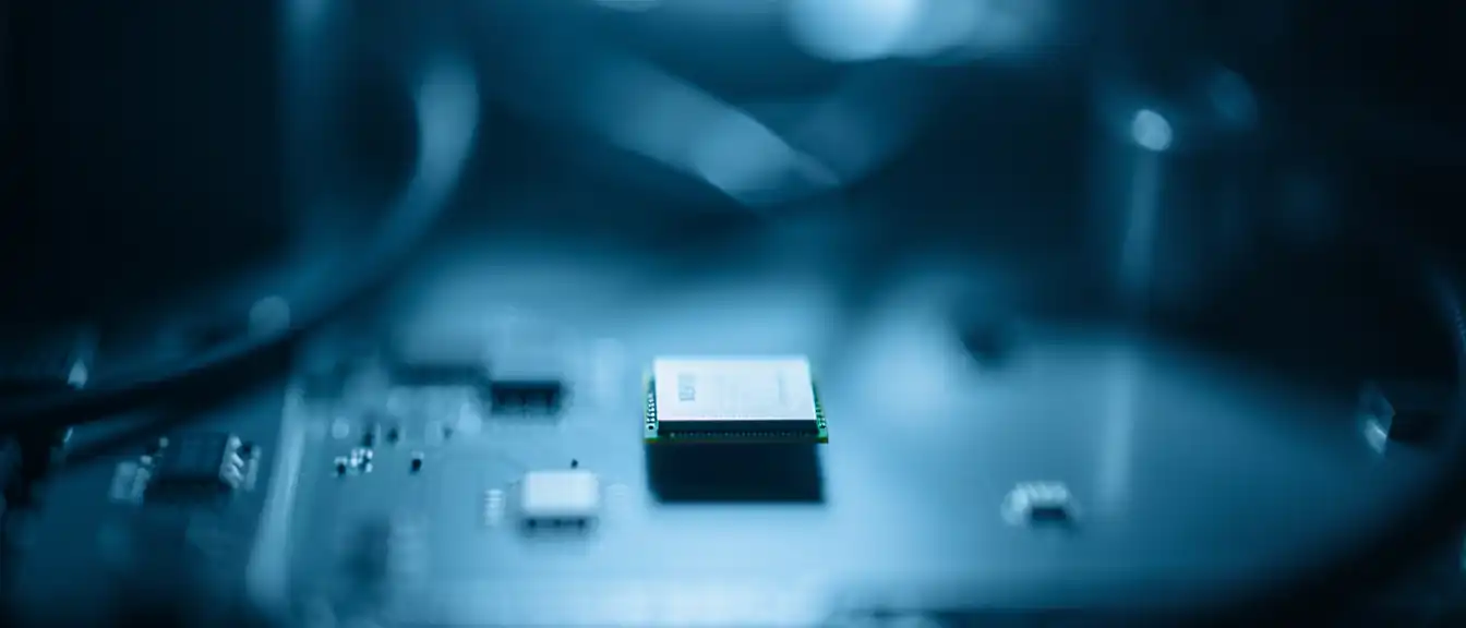Между дефицитом и санкциями: почему Apple пытается наладить связи с подсанкционным китайским гигантом
