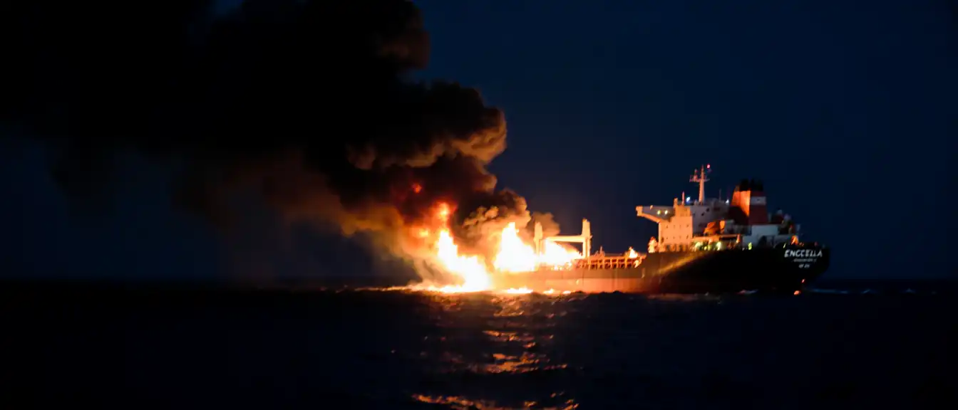 Огонь в море: хуситы атаковали саудовские танкеры в ответ на блокаду