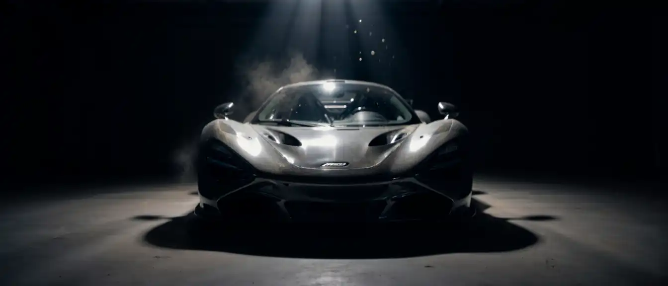 Легендарное наследие McLaren: на аукцион выставлены болиды с историей побед чемпионов и участия Брэда Питта